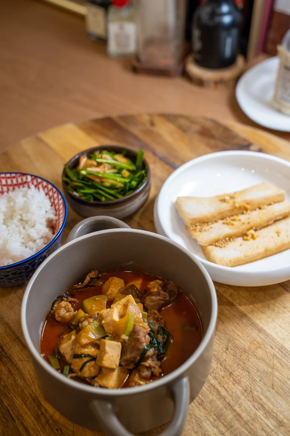 셰프가 차린 한 상 — 김치찌개와 밑반찬 (실사)